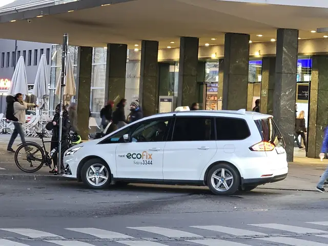 Weißes EcoFix Großraumtaxi