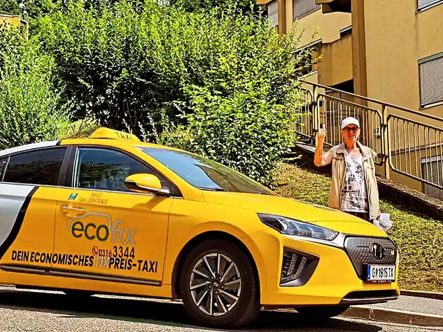 Gelbes EcoFix Taxi mit einer Person in Graz
