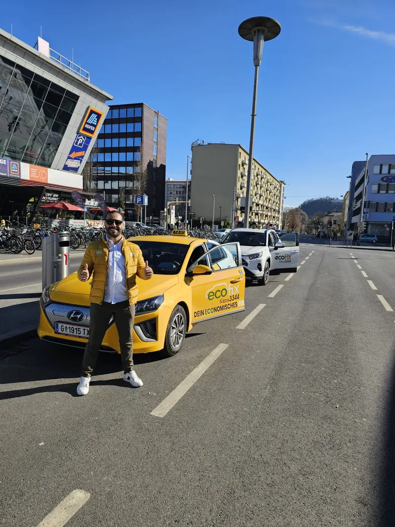 EcoFix Fahrer vor zwei Taxis beim Grazer Hauptbahnhof