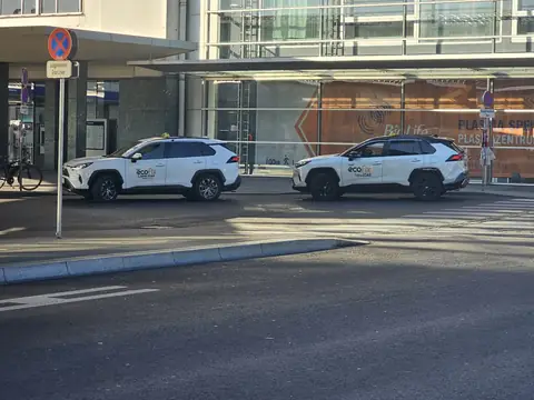 Zwei weiße EcoFix Taxis am Grazer Hauptbahnhof