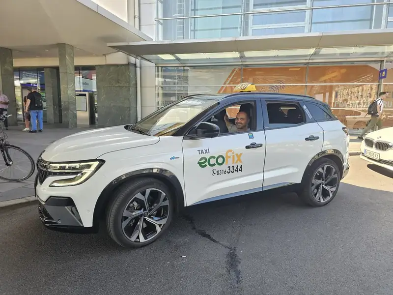 EcoFix Fahrer in einem weißen Taxi in Graz