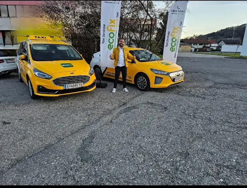 EcoFix Fahrer zwischen zwei gelben EcoFix Taxis
