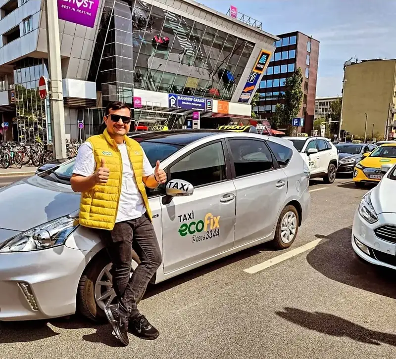 EcoFix Fahrer vor einem Taxi am Grazer Hauptbahnhof