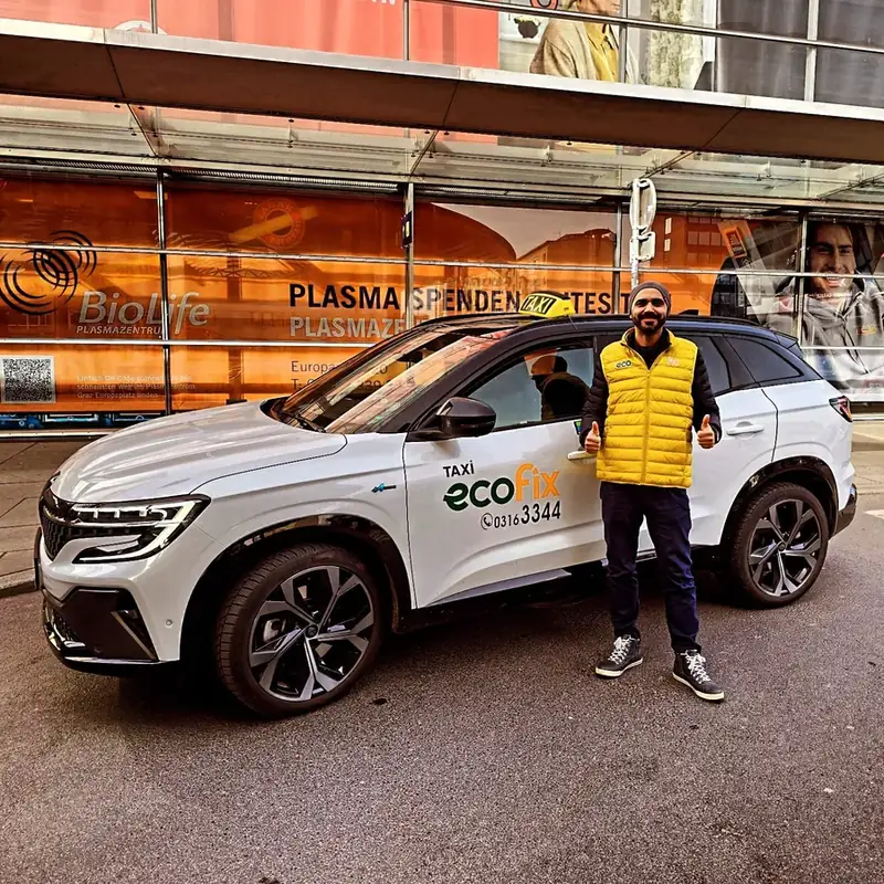 EcoFix Fahrer neben einem weißen EcoFix Taxi