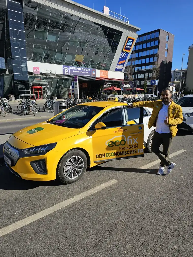 EcoFix Fahrer neben einem gelben Taxi in Graz