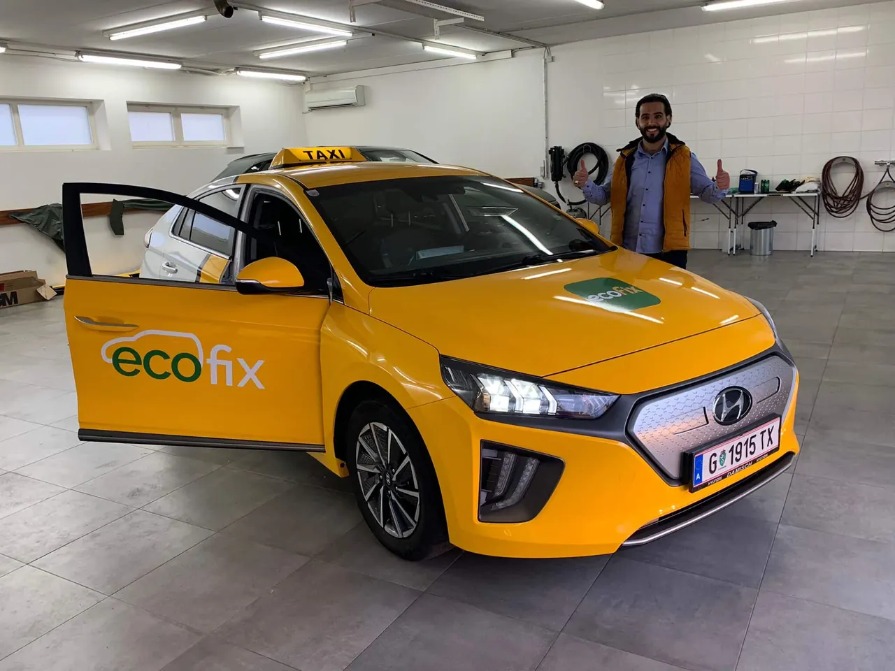 Elektrisches gelbes EcoFix Taxi in Graz