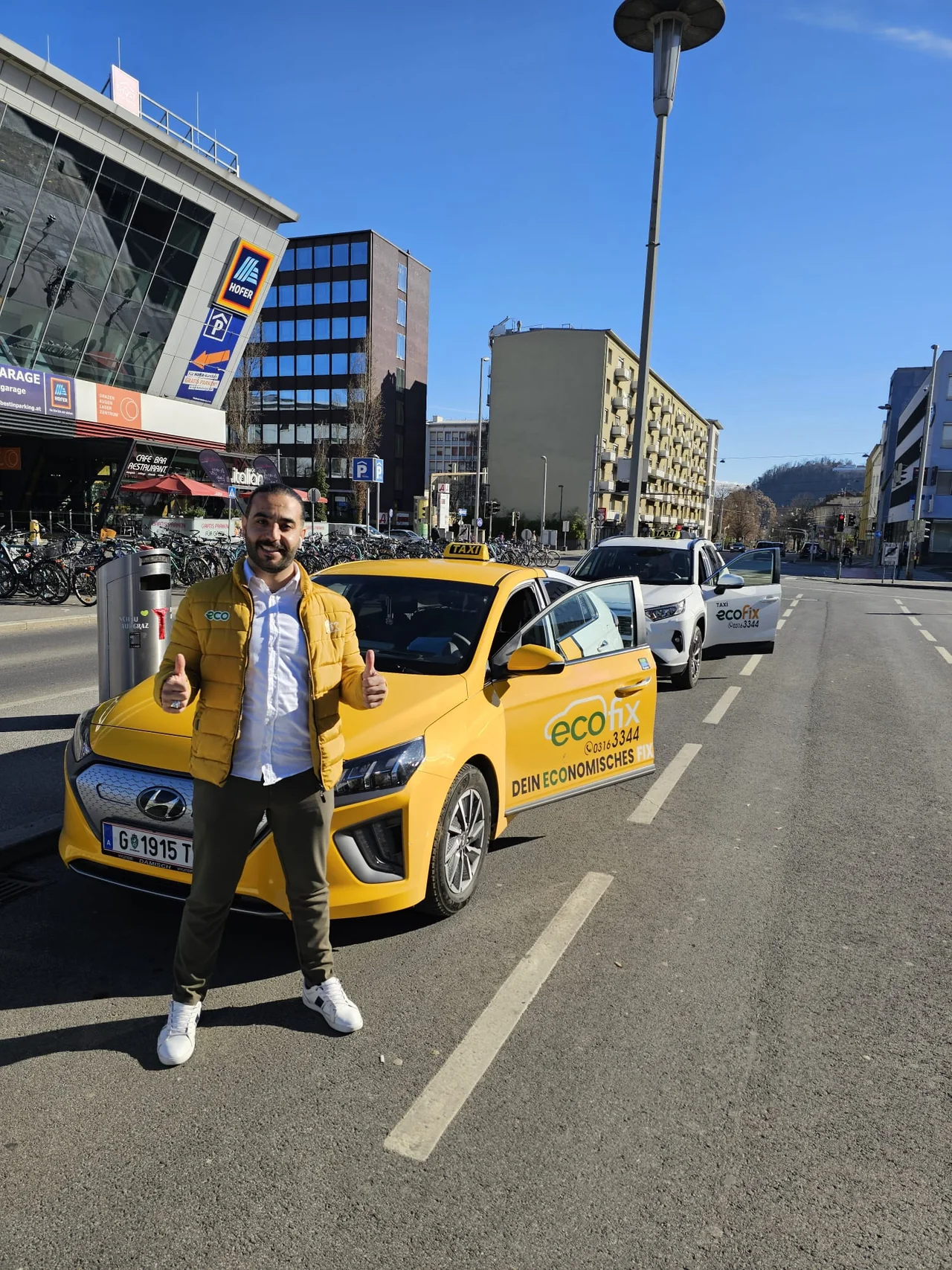 EcoFix Fahrer mit E-Taxi und Hybrid-Taxi in Graz