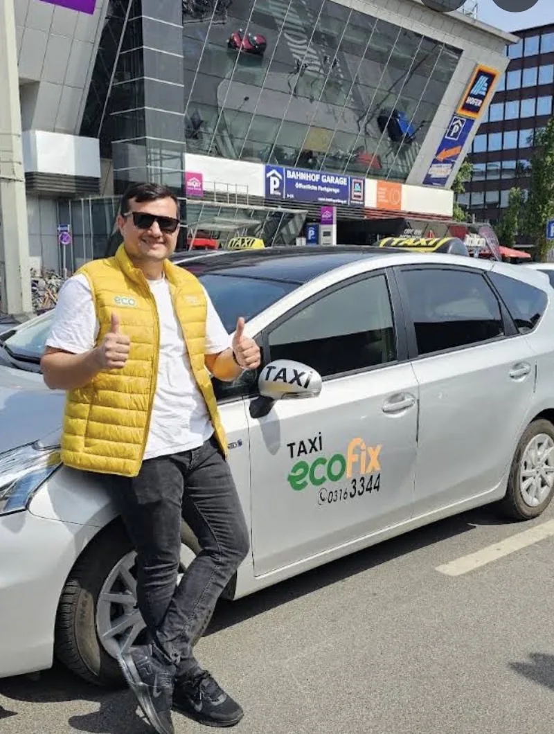 EcoFix Fahrer vor einem Taxi in Graz