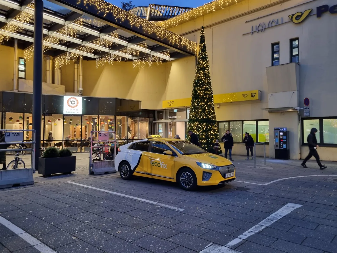 EcoFix Taxi am Grazer Hauptbahnhof bei Abendbeleuchtung