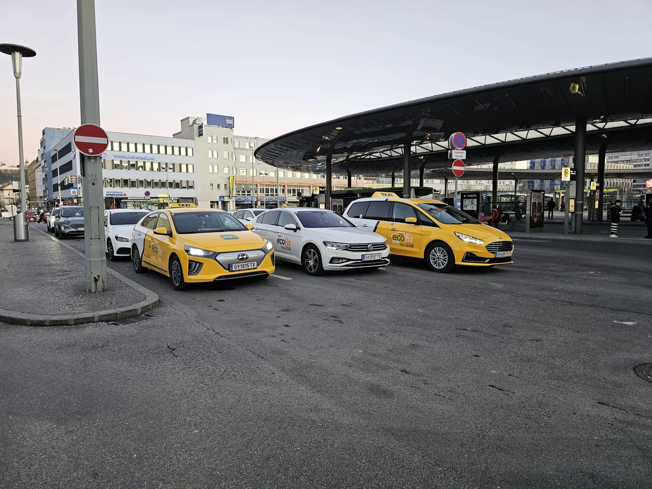EcoFix Taxiflotte mit E- und Hybrid-Taxis am Grazer Hauptbahnhof